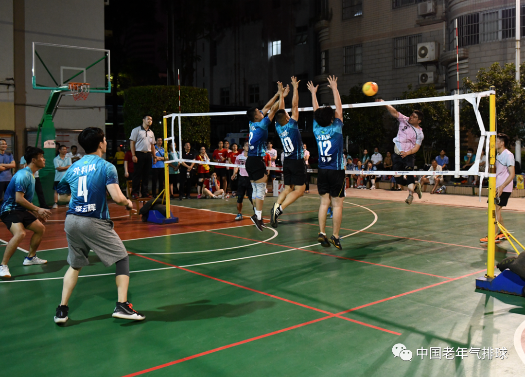 气排球接球教学视频（气排球的接球技巧和手法）(图4)