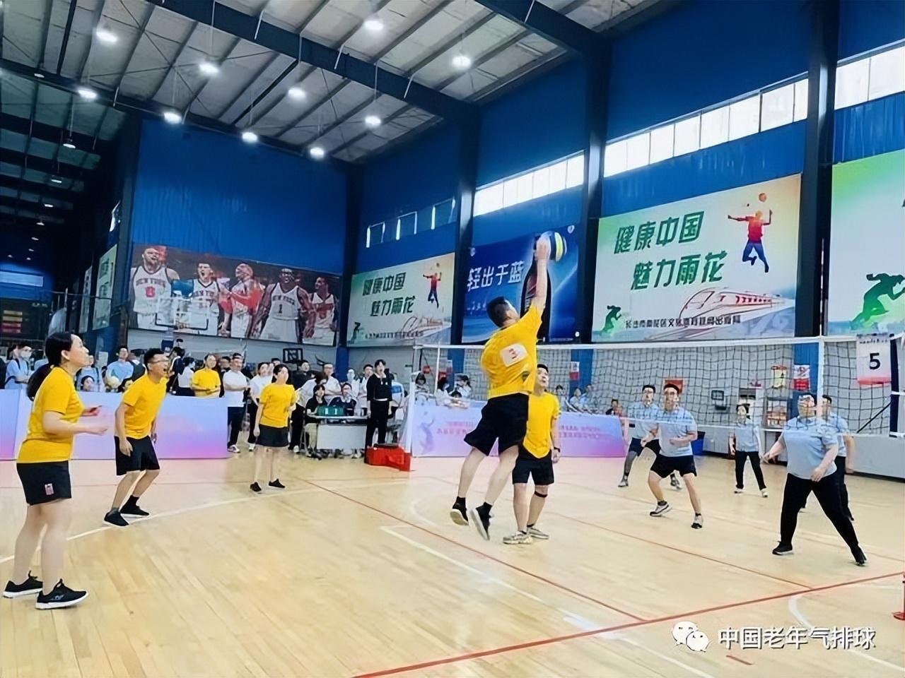 气排球接球教学视频（气排球的接球技巧和手法）(图3)