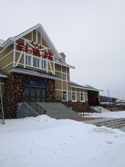 4.阿尔山市区内有机场、火车东站火车站候车室和公交车站等。