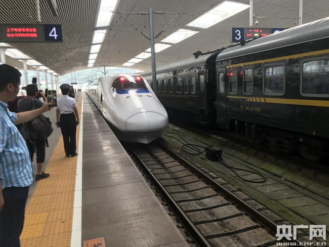 3.从阿尔山高铁口乘地铁前往火车站，可坐上20分钟一班的直达公交；