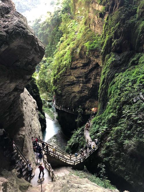 四、关岭天坑地缝