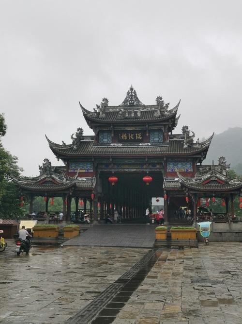 第一天：成都-彭州（都江堰)-都江堰-新都-新津古镇-大邑县（仁和古镇)-彭州（彭州古城)-新津古镇-成都