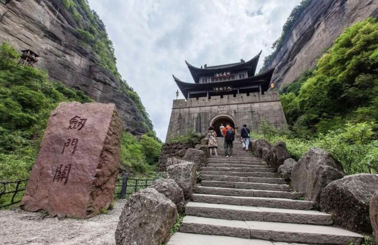 3.景区可做的活动很多，景点较多，但也有不少人会选择跟团游。