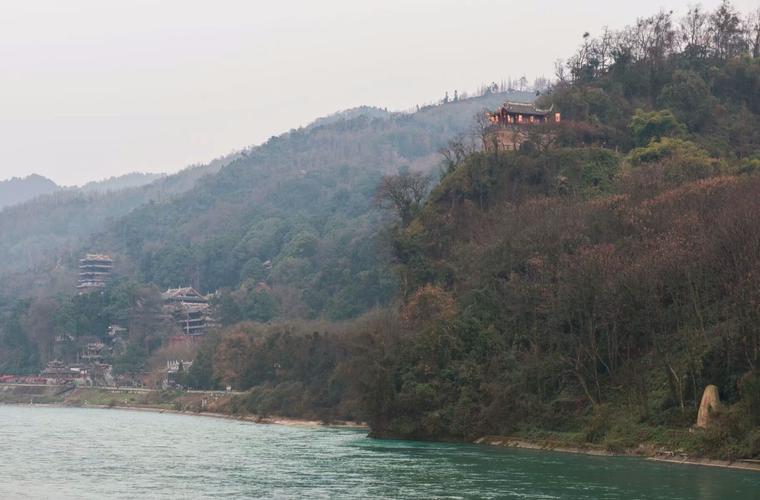 1、都江堰景区中，有自然风光保护区，湿地生态区，森林公园及各种自然景观。