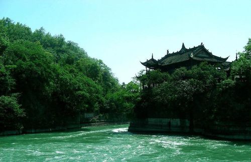 2、都江堰景区有青城山、都江堰、飞沙山、卧龙山四个风景区。