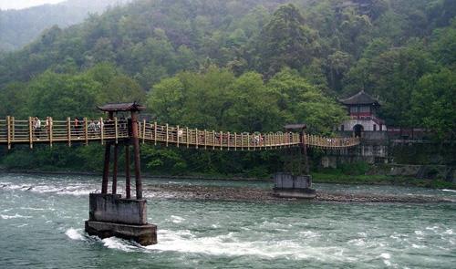 4、都江堰景区中有都江堰水利工程、安澜索桥、飞沙山、安澜索桥、飞仙桥、二王庙、白水塔、宝瓶口、飞沙山等景点。