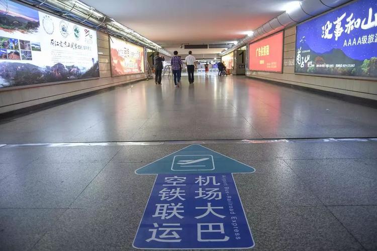 第一天，早上8点多出发到机场乘坐大巴前往昆明火车站，因为这是属于昆明市的火车站，所以想要在市中心逛一圈还算比较方便。