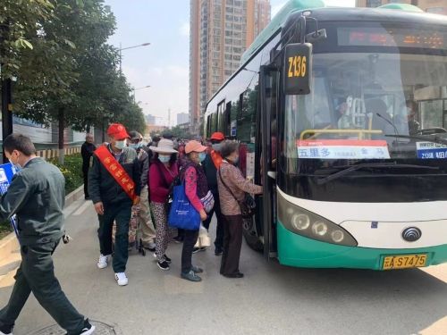 第二天乘坐大巴前往昆明大学南门，然后去大观公园，因为以前大家都想去昆明读书然后大学南苑看风景，所以这个时候去昆明大观公园正好也是合适的时间。