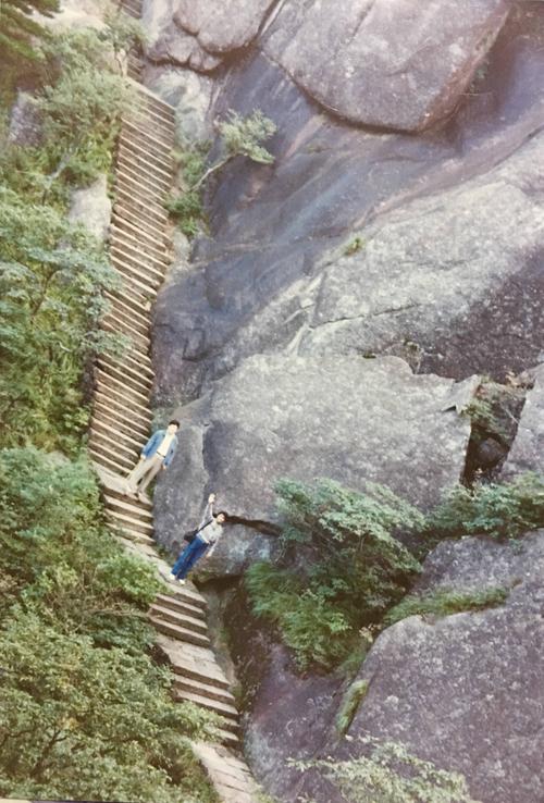 4、下午游玩松谷和天都峰，下午前往后黄山南大门游客中心，乘索道上山游玩。