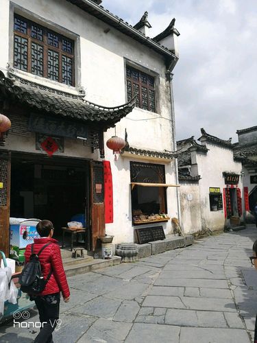 2、第二天游览西递景区，这是黄山的精华之处，你可以领略到西递寺的文化和当地民俗民风。
