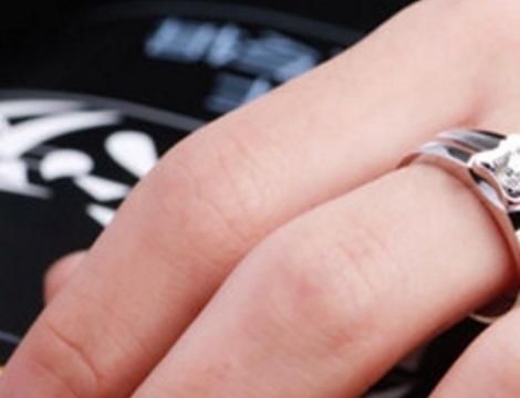 中指戴戒指什么意思