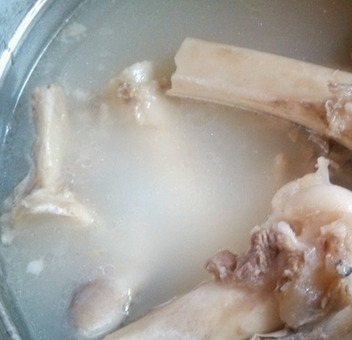 骨头汤里面的白色是脂肪还是蛋白质