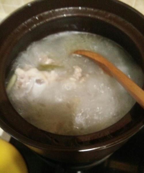 骨头汤熬成白色是蛋白质还是脂肪