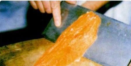 三文鱼刺身需不需要洗，三文鱼刺身中间白色脂肪层，有黑色的小点点，或者条状的东西，那是什么?卖家说是淤血，是撞的，有懂的吗？图9