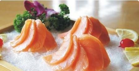 三文鱼刺身需不需要洗，三文鱼刺身中间白色脂肪层，有黑色的小点点，或者条状的东西，那是什么?卖家说是淤血，是撞的，有懂的吗？图4