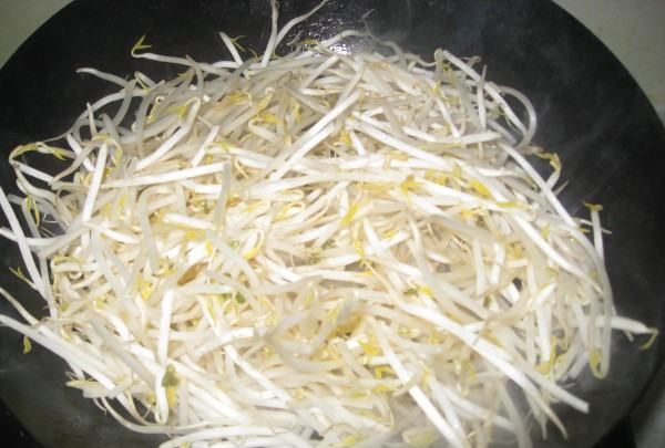 炒豆芽怎么炒,牛肉炒豆芽的做法图9