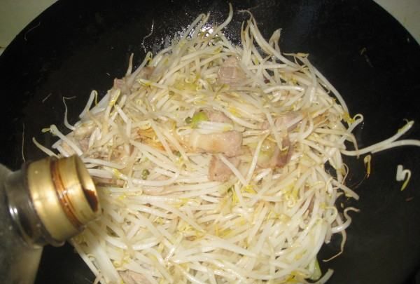 炒豆芽怎么炒,牛肉炒豆芽的做法图10