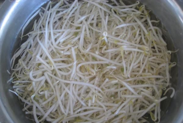 炒豆芽怎么炒,牛肉炒豆芽的做法图2