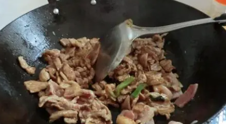 菜花炒肉怎么做好吃,家常菜花炒肉最好吃的做法图17