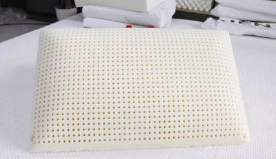 ​乳胶枕头发黄怎么洗,乳胶枕用久了发黄变硬掉渣怎么办啊