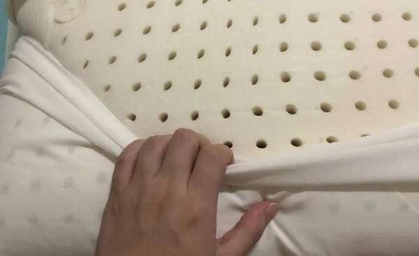 乳胶枕头发黄怎么洗,乳胶枕用久了发黄变硬掉渣怎么办啊图4