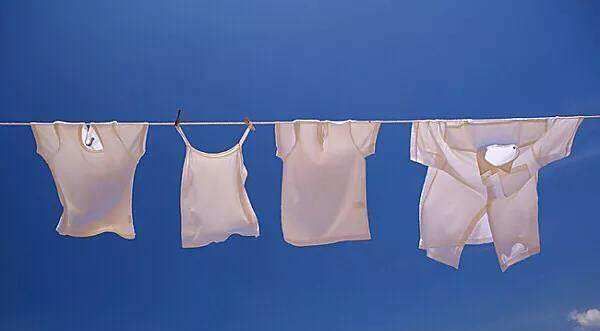 白衣服被漂白水漂黄了怎么办,白色衣服被漂白水染黄怎么办图3