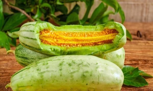 羊角蜜甜瓜怎么吃,羊角瓜怎么吃?图2