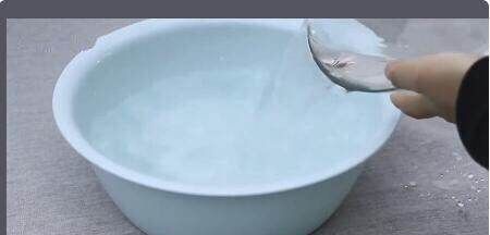 用84漂白衣服步骤,怎么用84漂白衣服上的污渍图2