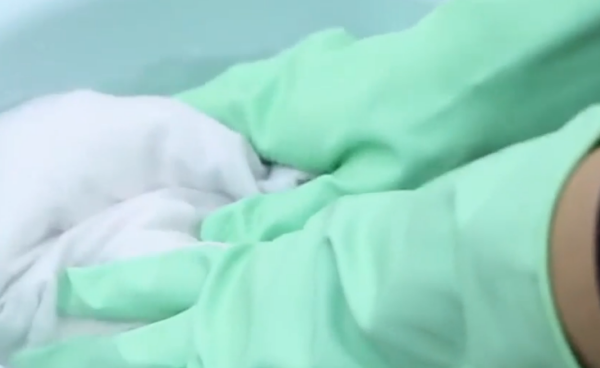 用84漂白衣服步骤,怎么用84漂白衣服上的污渍图14