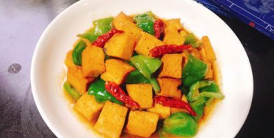 ​豆腐炒辣椒怎么做,豆腐炒辣椒怎么炒好吃窍门