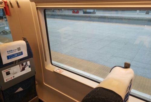 高铁上的座位f号是靠窗位置吗