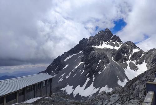 云南玉龙雪山山腰海拔