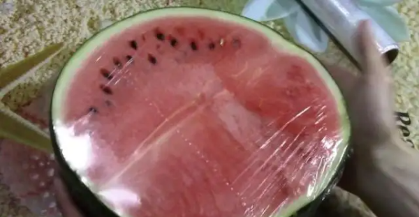 西瓜保鲜膜放冰箱多长时间不能吃,西瓜放冰箱多久不能吃了图1