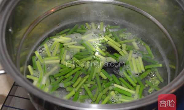 蒜苔需要用水焯一下吗