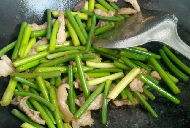 蒜苔炒肉蒜苔用焯水吗