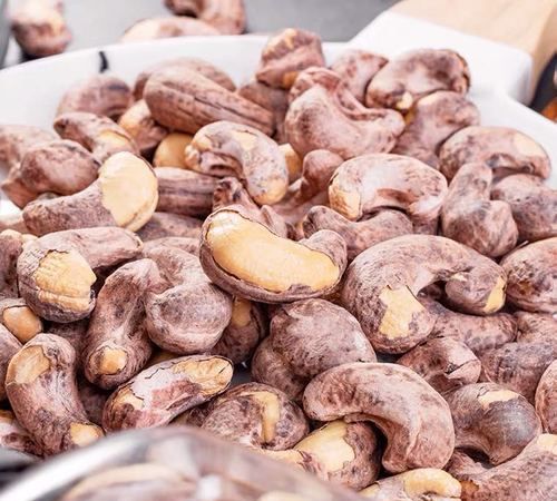 炭烧腰果为什么比带皮的便宜