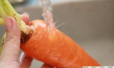 ​胡萝卜发霉切掉能吃吗，胡萝卜烂的地方去掉还能做菜吃吗？