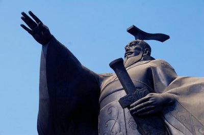 ​汉武帝是明君还是暴君，如何客观评价汉武帝？