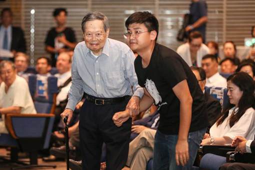 物理学家杨振宁与爱因斯坦有什么关系?