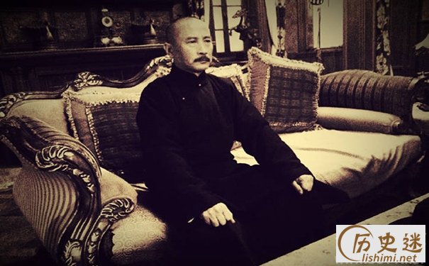 由立平饰演蒋介石