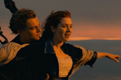 ​泰坦尼克号的沉船原因(撞向了冰山而沉没的)