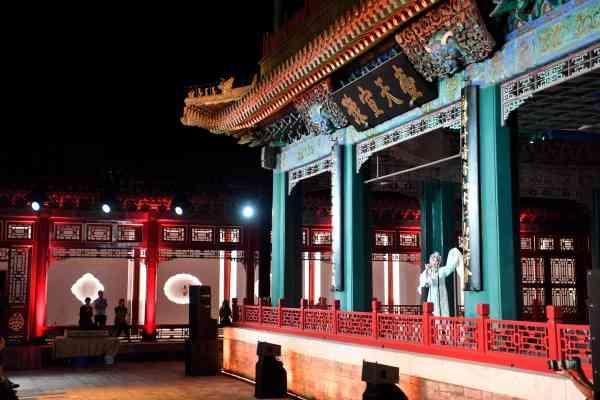 第三天：游览故宫——看宫廷宫苑——观赏春节灯会（春节期间）