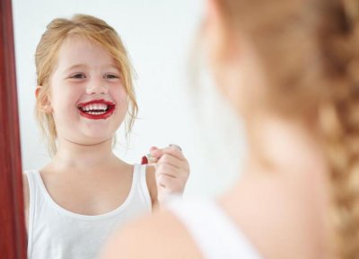 ​小姑娘照镜子看图写话(5岁女儿照镜子“搔首弄姿”)