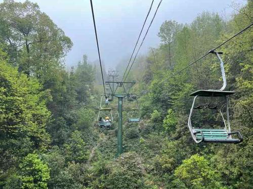 4、从售票处买票进山需要乘坐索道。