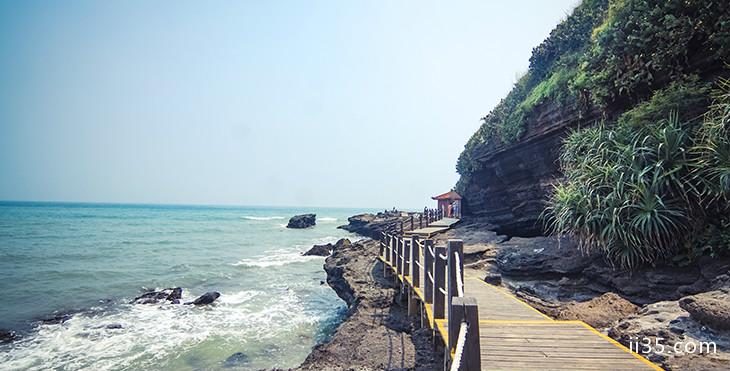 第三天：北海—涠洲岛—龙头岛—涠洲岛（游玩景点）—银滩景区（游览景点)（游览景点）。白沙滩—金沙滩—南珠博物馆—北海（住宿)(游玩景点).