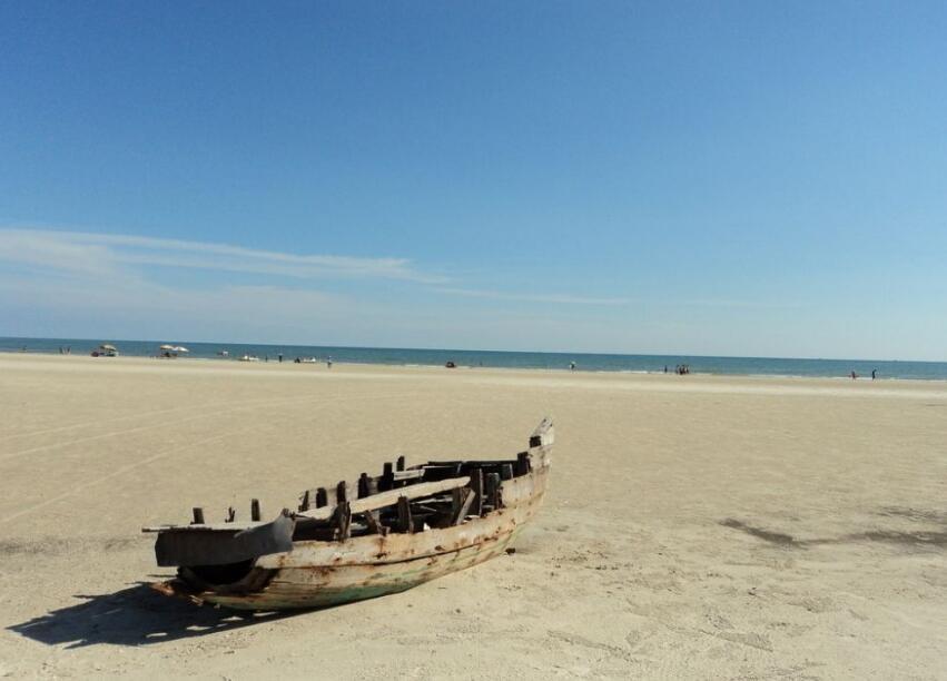 第五天：北海—银滩（车程1小时）、北海—银滩博物馆、北海（游览景点)(游览景点)--西湾渔港（游览景点)(住宿)(可根据实际情况选择游玩景点).时间为4-5天.北海—合浦南珠小镇—北海南珠小镇——住宿（可选住海景房或者温泉公寓中床）。--