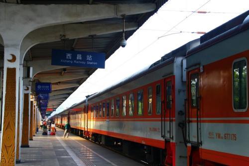 2、景区交通：乘班车（成都到西昌北客运站坐K52)或客运站到雅安市宝兴县火车站乘坐班车抵达或在雅安站乘坐K42车到达北高峰站，然后换乘去九寨沟的旅游大巴或客车。