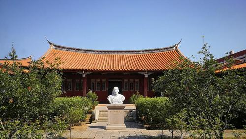 5、弘一法师纪念馆前，有一块“佛家妙谛”石刻。