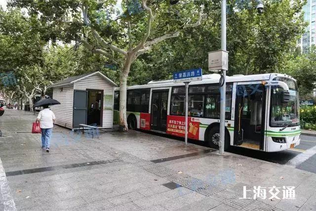 2、可乘坐公交车至灵隐下车，然后步行60米左右即可到达。