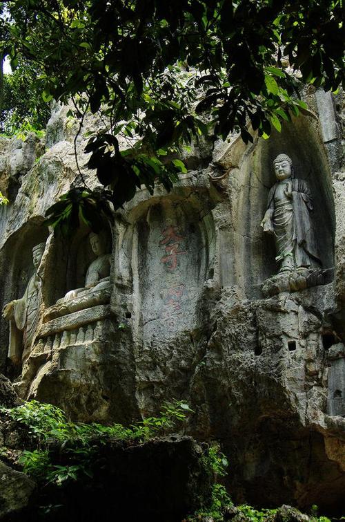 1、乘坐地铁至灵隐站 A出口，沿线路步行600米到达弘一法师纪念馆。